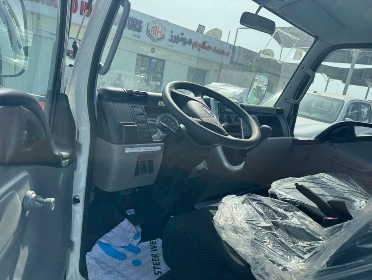 ميتسوبيشي فوسو كانتير 2.7L DIESEL 4X2 M/T 2.5 TON SHORT 2023