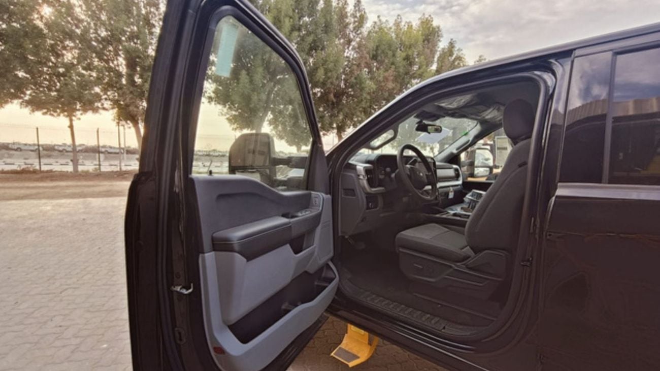 Ford F-350 A powerful heavy-duty 4x4 pickup powered by a 6.7L Power Stroke V8 Turbo Diesel engine, delivering e