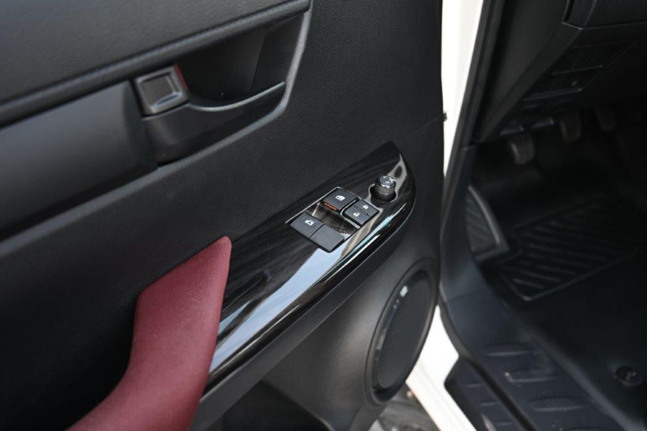 تويوتا هيلوكس Double Cab 2.4L 4x4 Manual Transmission