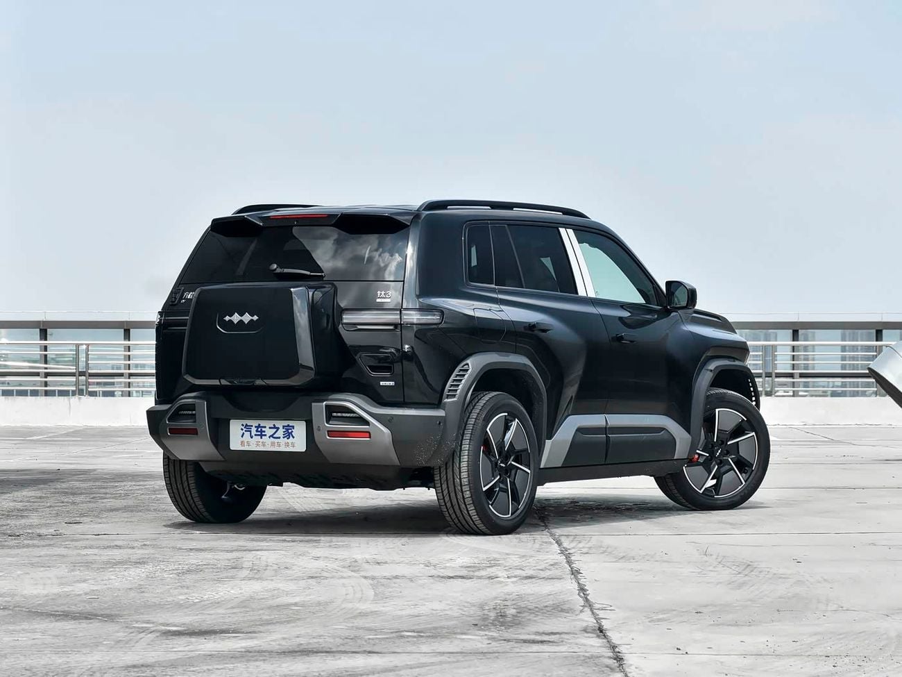 بي واي دي Leopard 3 TITANIUM Featuring the letter "T", a top speed of 501 km/h, and a four-wheel drive super-powerful ve