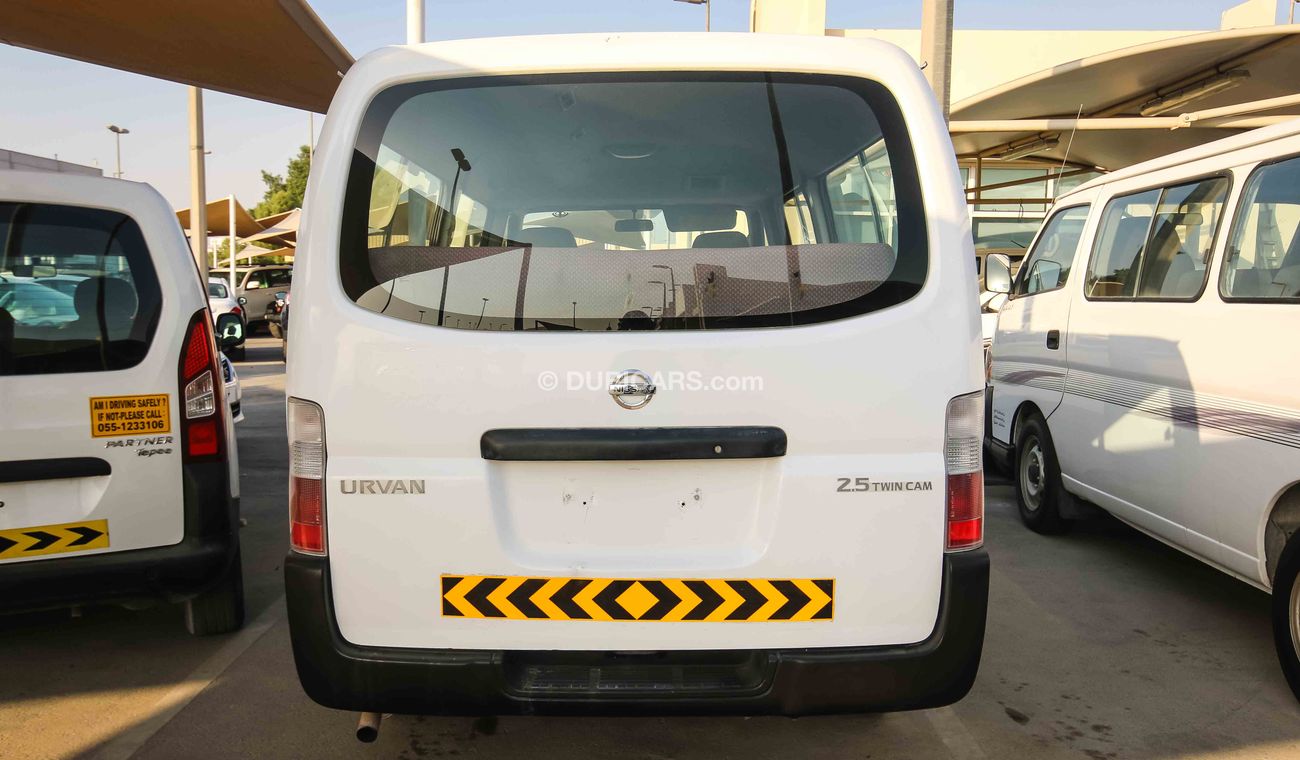 نيسان أورفان