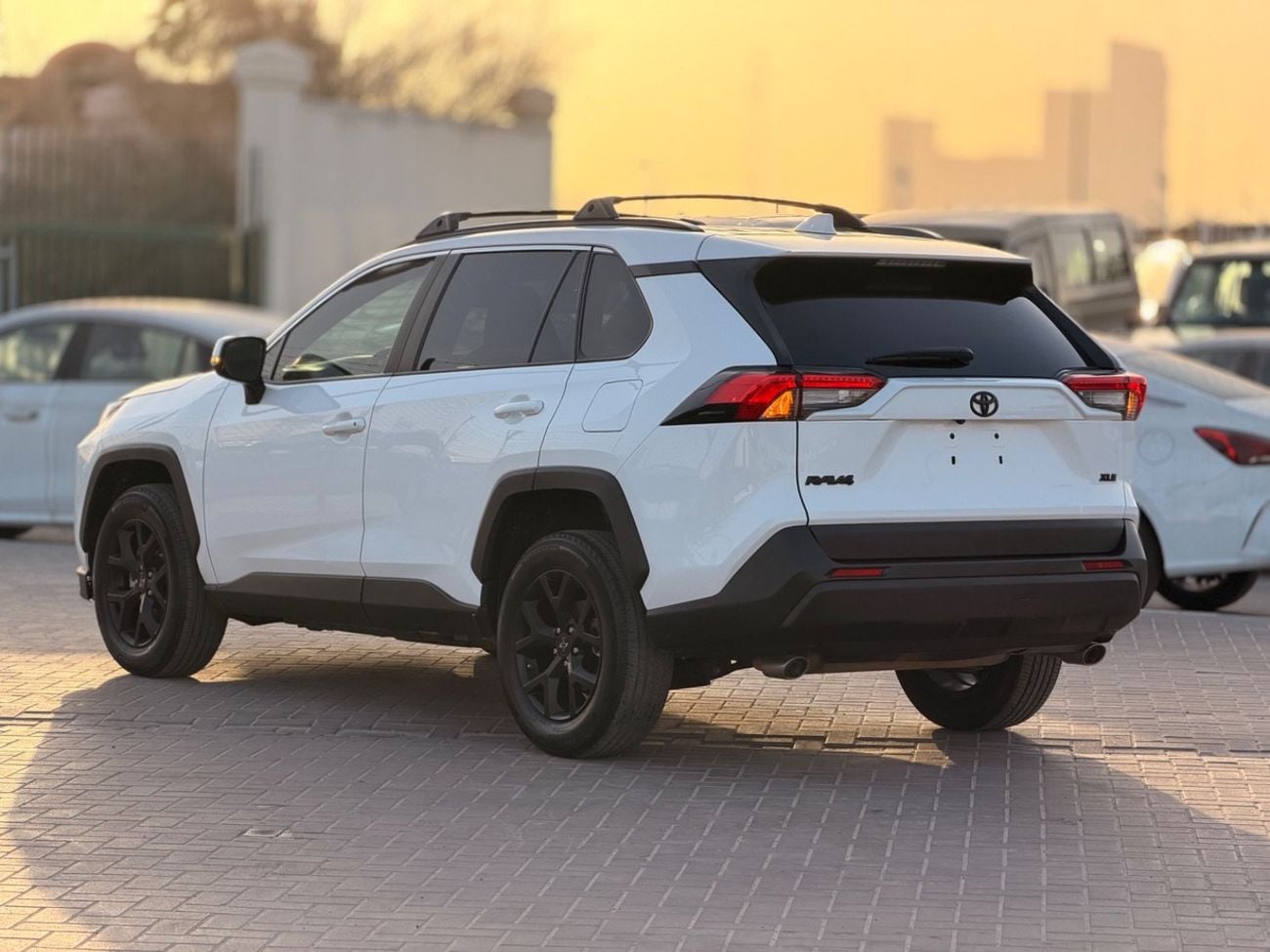 تويوتا راف ٤ XLE 2.5L / sunroof, leather seats/ full option 2023