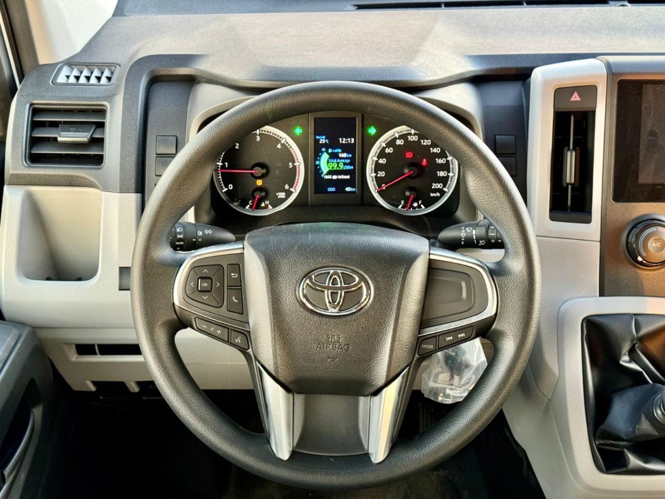 Toyota Hiace Commuter Standard 2.8L DIESEL