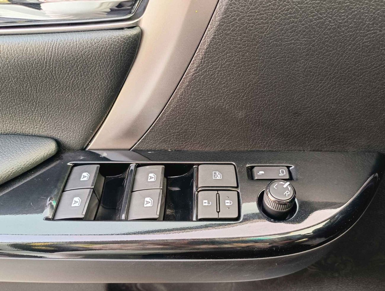 Toyota Fortuner SR5, 4.0L, V6, 2 Electric Seats, Auto AC, Rims, Leather Sts, Wireless Charger 2024MY (CODE# FP40F)