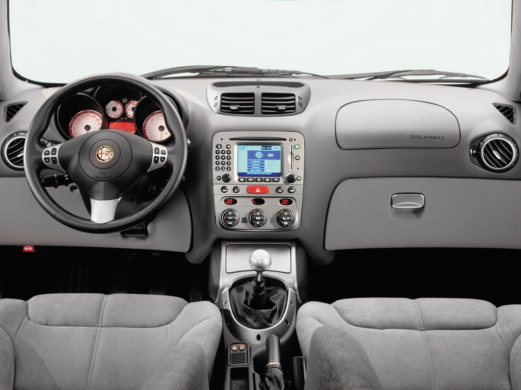 Alfa Romeo GT interior - Cockpit