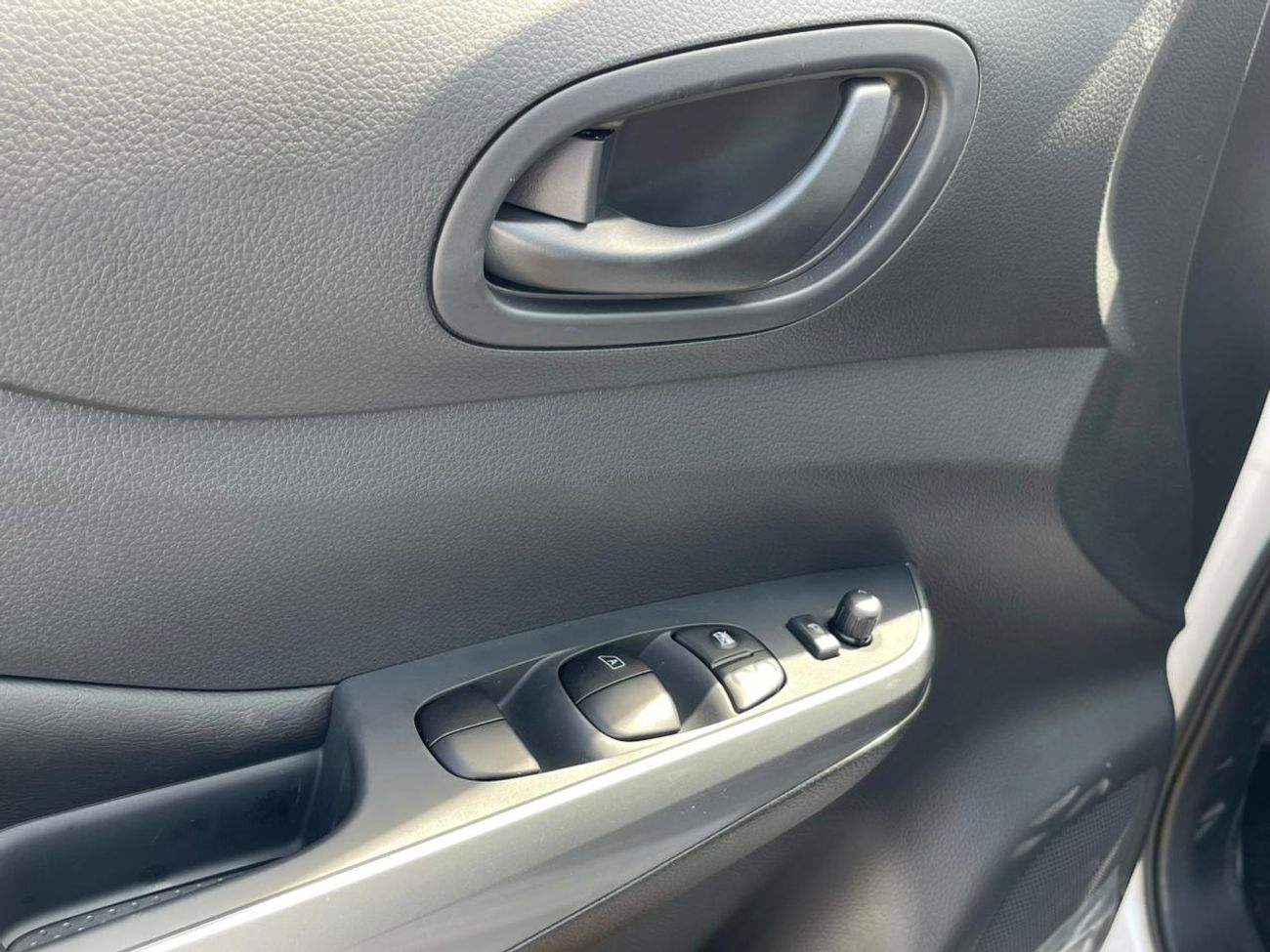 Nissan Navara Std 2.5L 4WD M/T Nissan Navara Double Cab  2.5L Petrol 4WD 5 Seater MT White