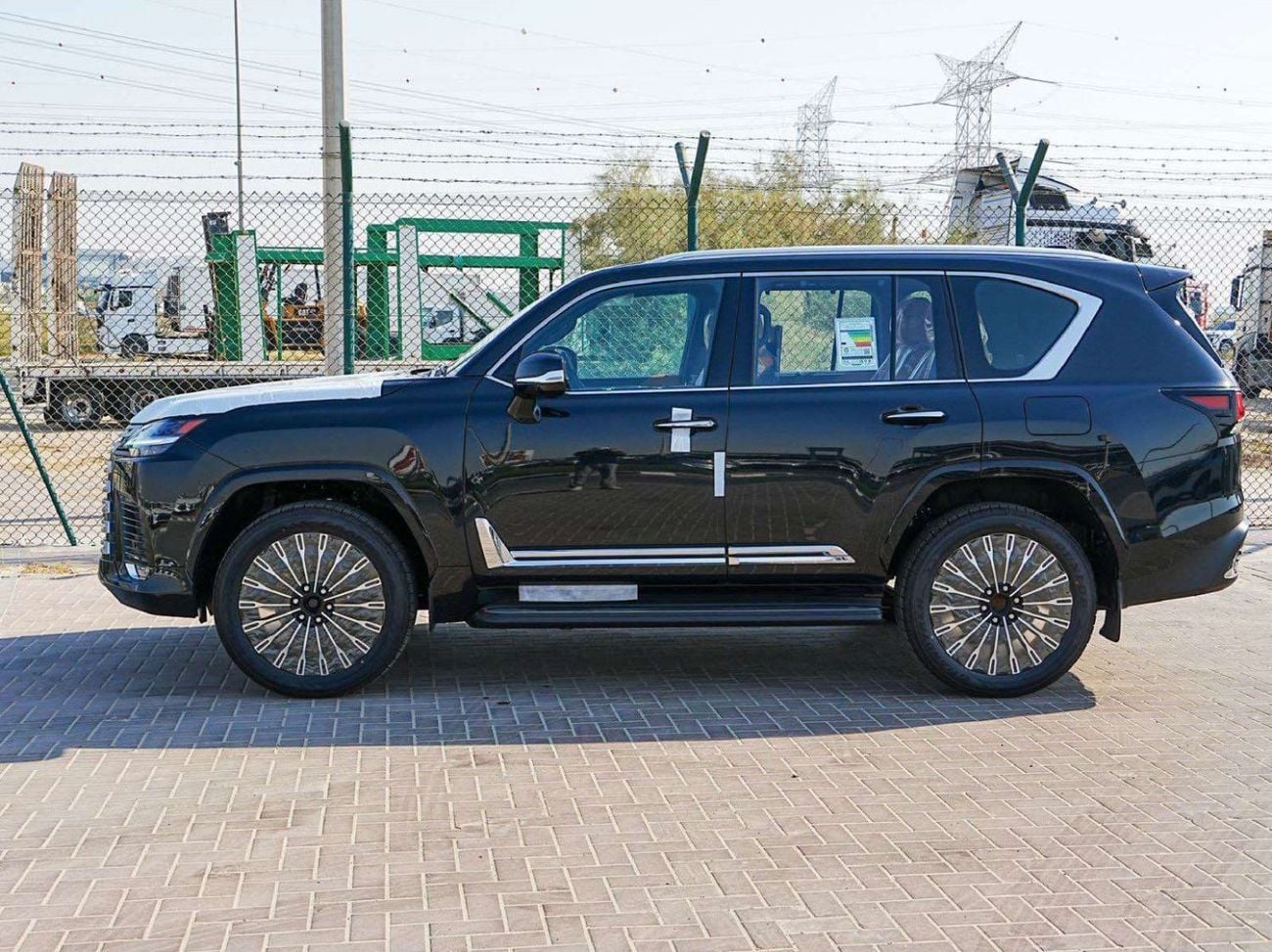 لكزس LX 600 VIP لكزس LX600 VIP موديل 2026، جنوط مقاس 22 بوصة