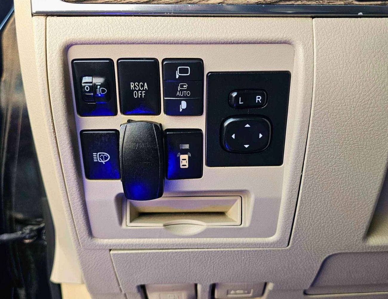 Toyota Land Cruiser VXR 4.6L 4WD Lhd Petrol Automatic 8 Cylinders 8 Seats 5 Doors