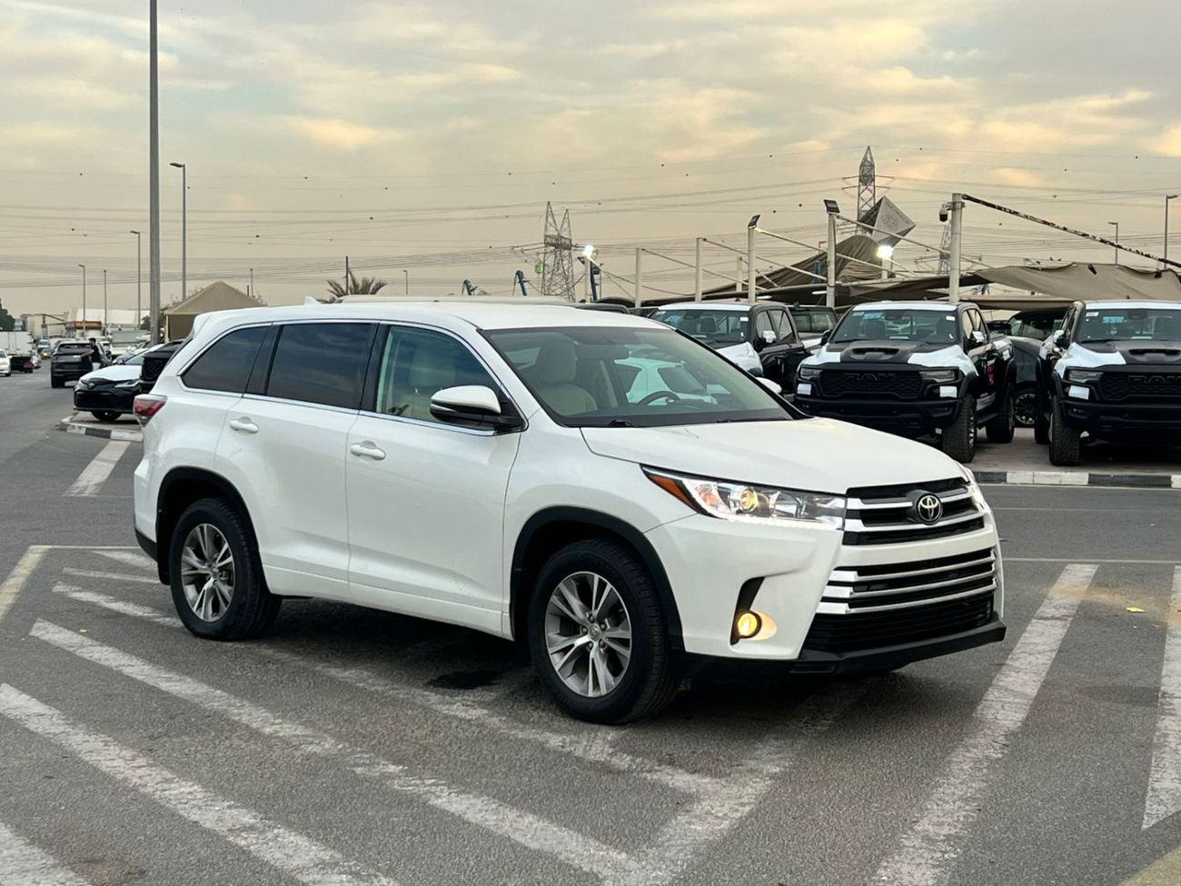 تويوتا هايلاندر 2015 Toyota Highlander LE+ Plus 3.5L V6 - Interior Beige - 7 Seater 4x4 AWD - Electric Seat With Big