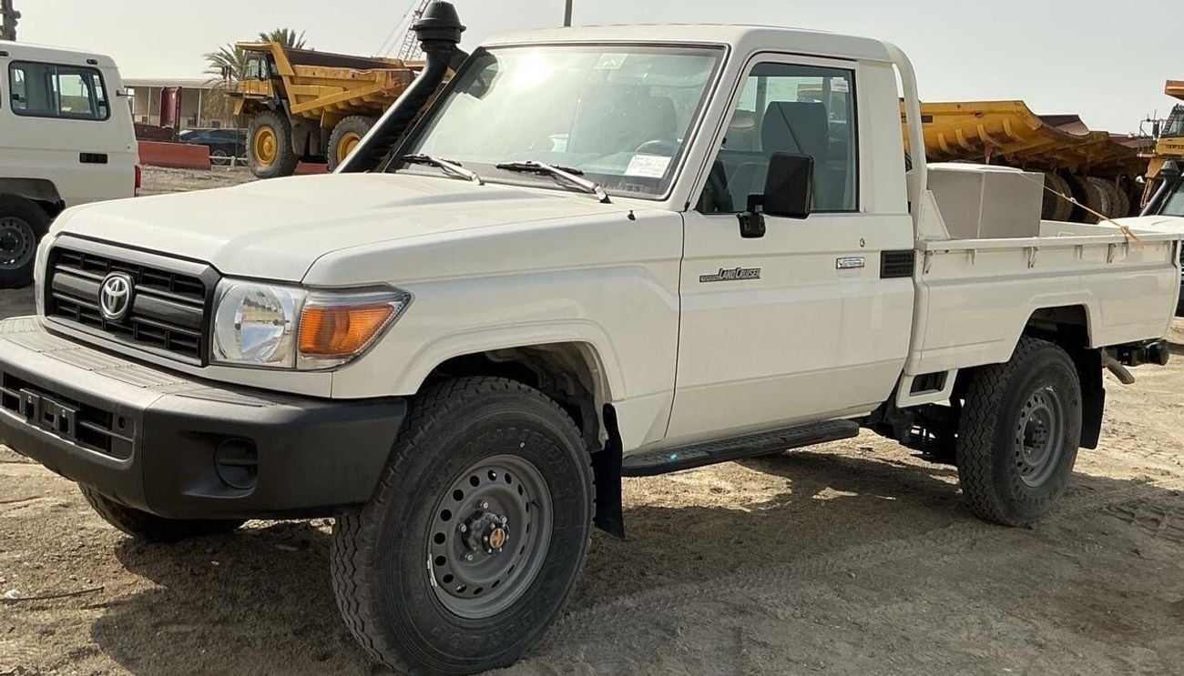 تويوتا لاند كروزر بيك آب Pick up truck. single cabin. 4.2L . 4*4 . 3 seats . 2 doors