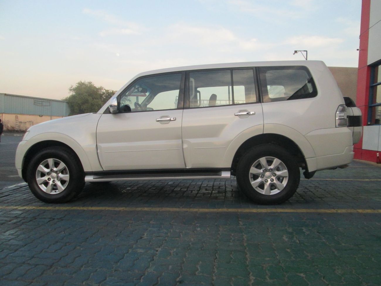 Mitsubishi Pajero GLS Base 3.5L (7 Seater)