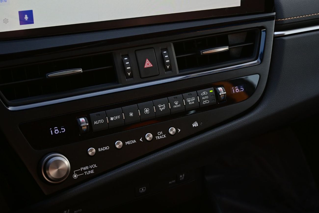 Lexus ES300h Lexus ES300H 2.5L Hybrid, Color Black Model 2024