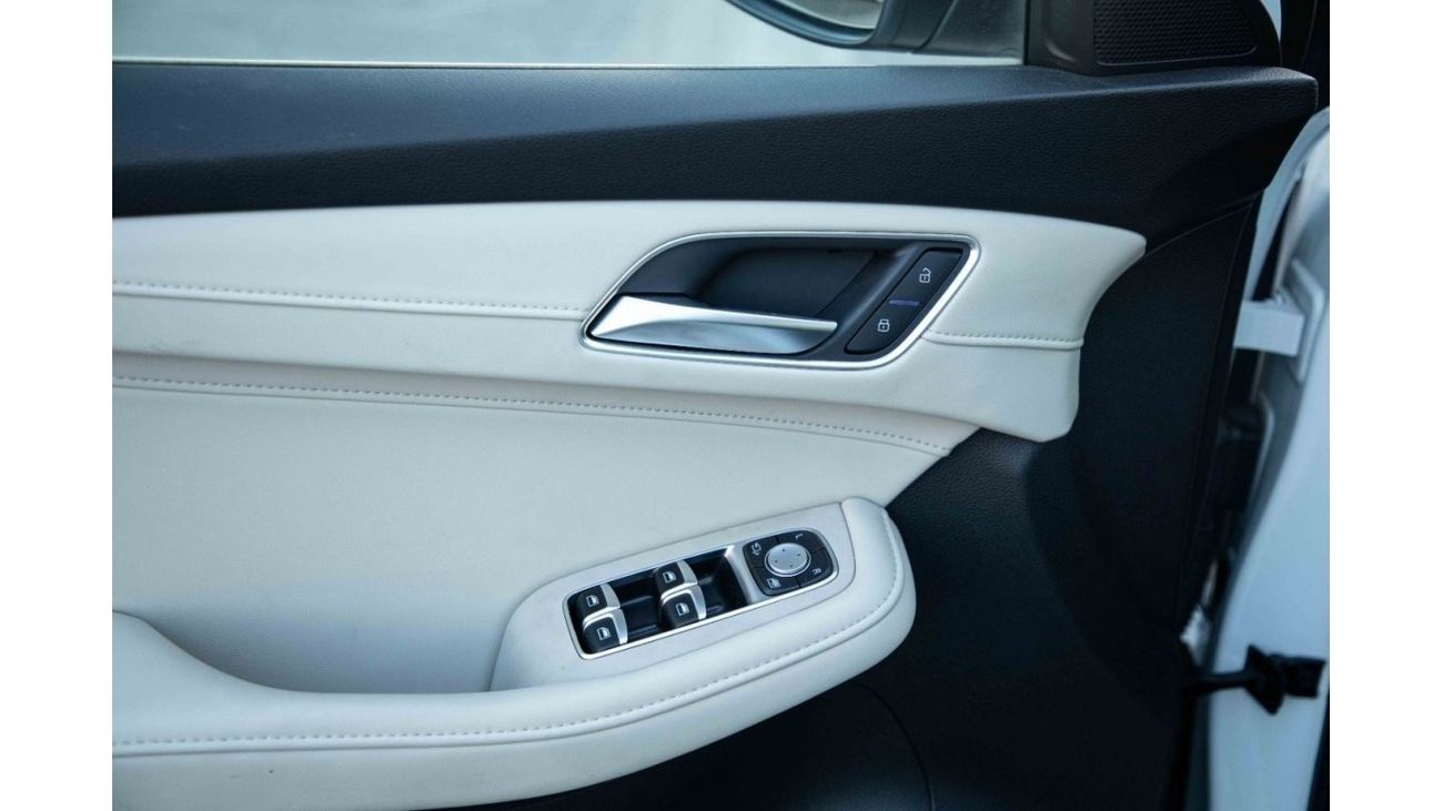 أم جي HS 2023 إم جي HS 4X4 2.0T LUXURY - أبيض لؤلؤي من الداخل بني | سعر التصدير