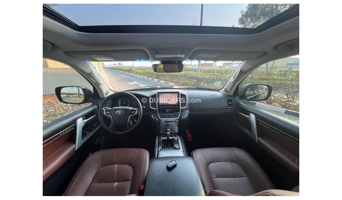Toyota Land Cruiser TOYOTA LAND CRUIZER 2017 GCC VXR 5.7 TOP OF RANGE ORIGINAL PAINT FULL SERVICE HISTORY