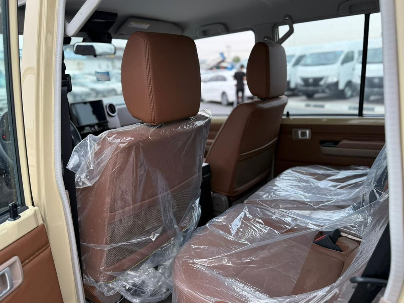 Toyota Land Cruiser 70 LX 2.8L FULL SAUDI WITH COOLING BOX AND COMPRESSOR