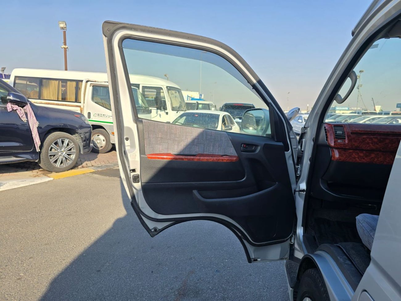 Toyota Hiace TOYOTA HIACE COMMUTER VAN RHD 2006 MODEL 2.7 L PETROL AUTOMATIC(PM02168)