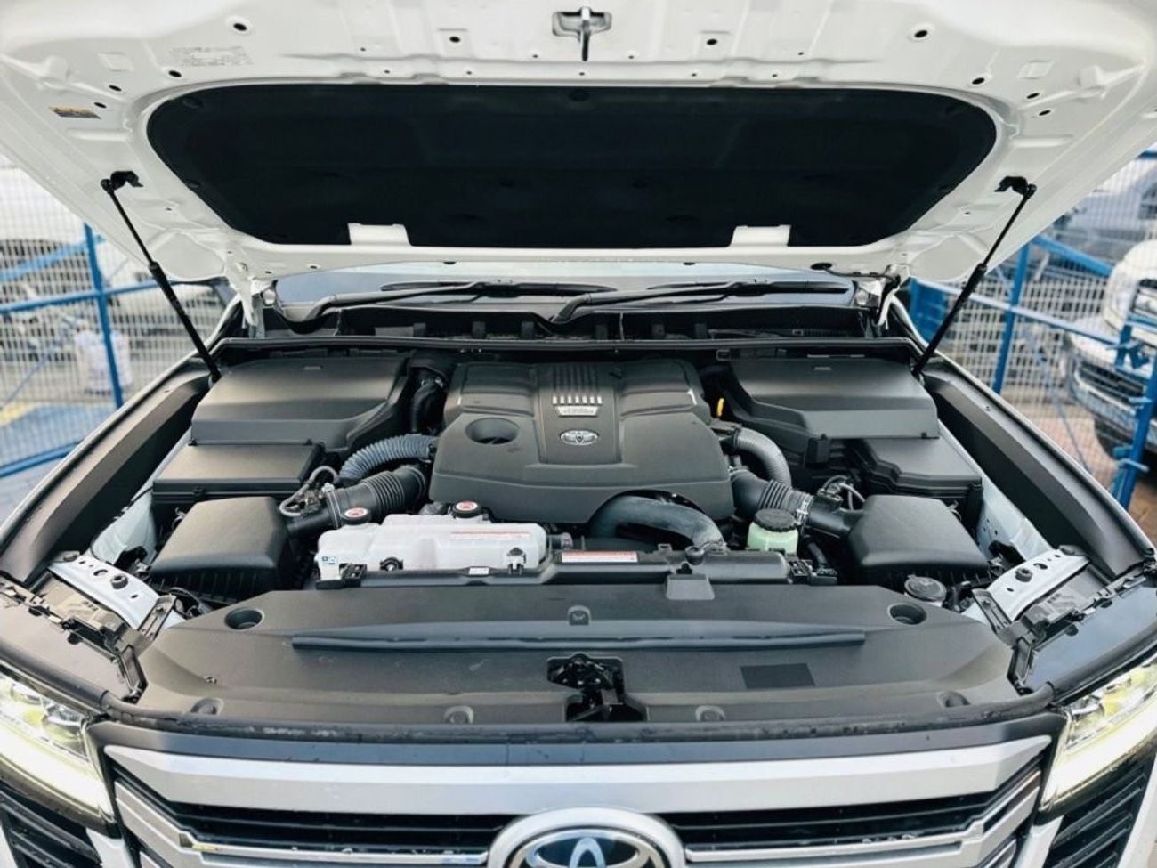 تويوتا لاند كروزر LC300 RIGHT HAND DRIVE