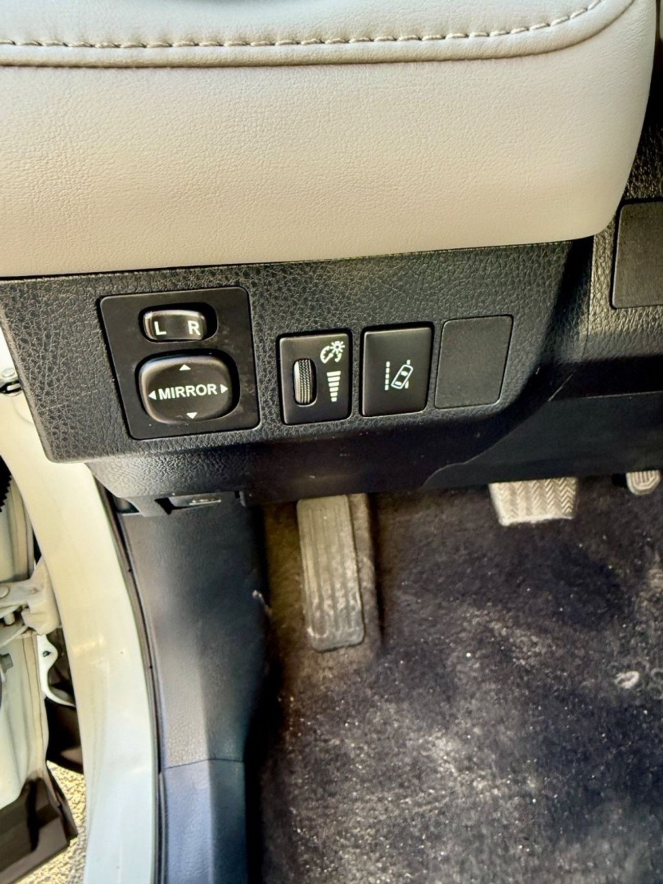 تويوتا راف ٤ LE 2.5L (219 HP) 2.5L (219 HP)