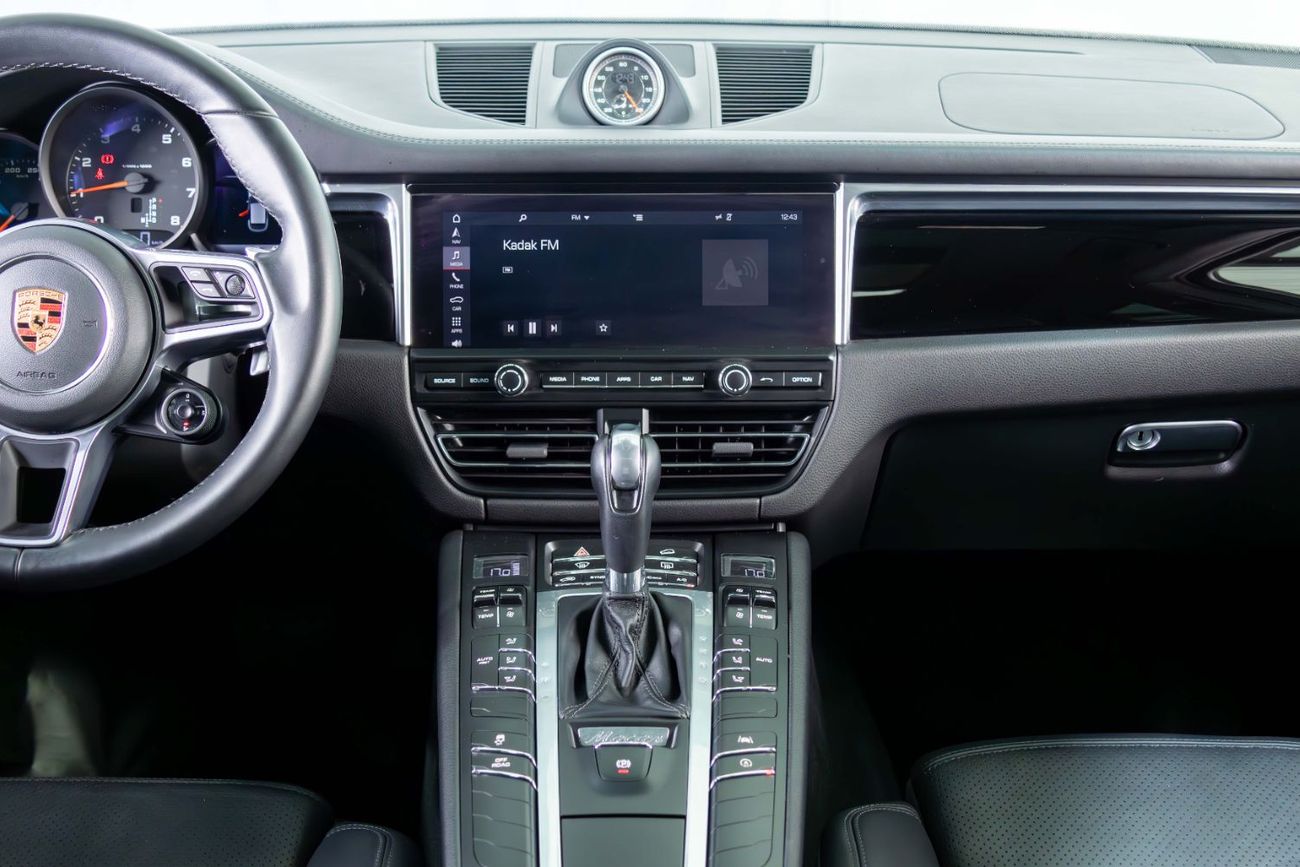 Porsche Macan Std 2.0L (260 HP) Special Color - GCC Specs - Immaculate condition