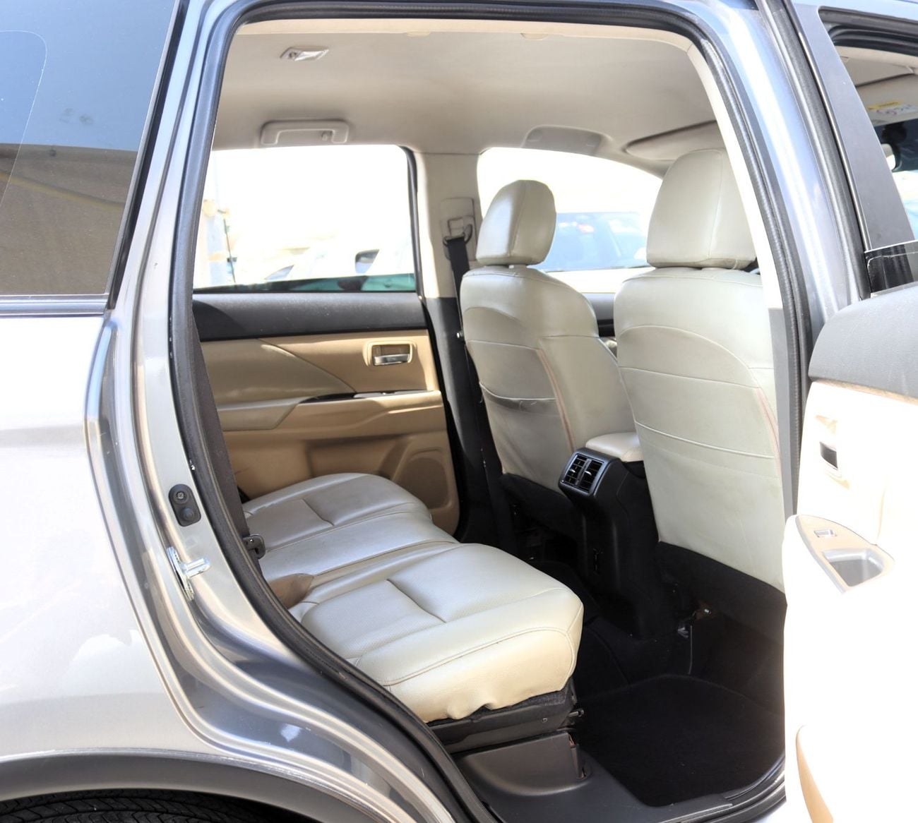 Mitsubishi Outlander GLX HIGHLINE LEATHER ACCIDENTS FREE - GCC - 7STR - 4 WD - PERFECT CONDITION INSIDE OUT