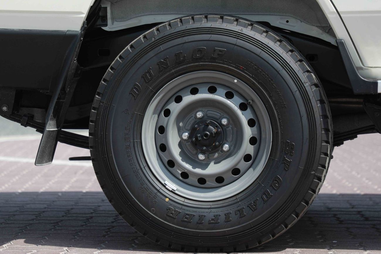 تويوتا لاند كروزر 70 2025 TOYOTA LC76 HARDTOP LX  B 4.0 - WHITE inside BLUISH GREY | Export Only