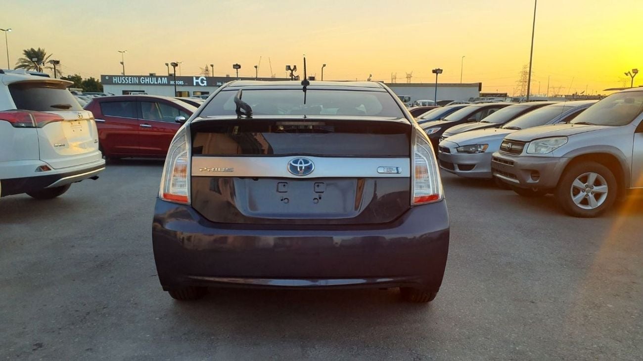 تويوتا برياس Prius PLUG IN  Fresh Import 2013 Model