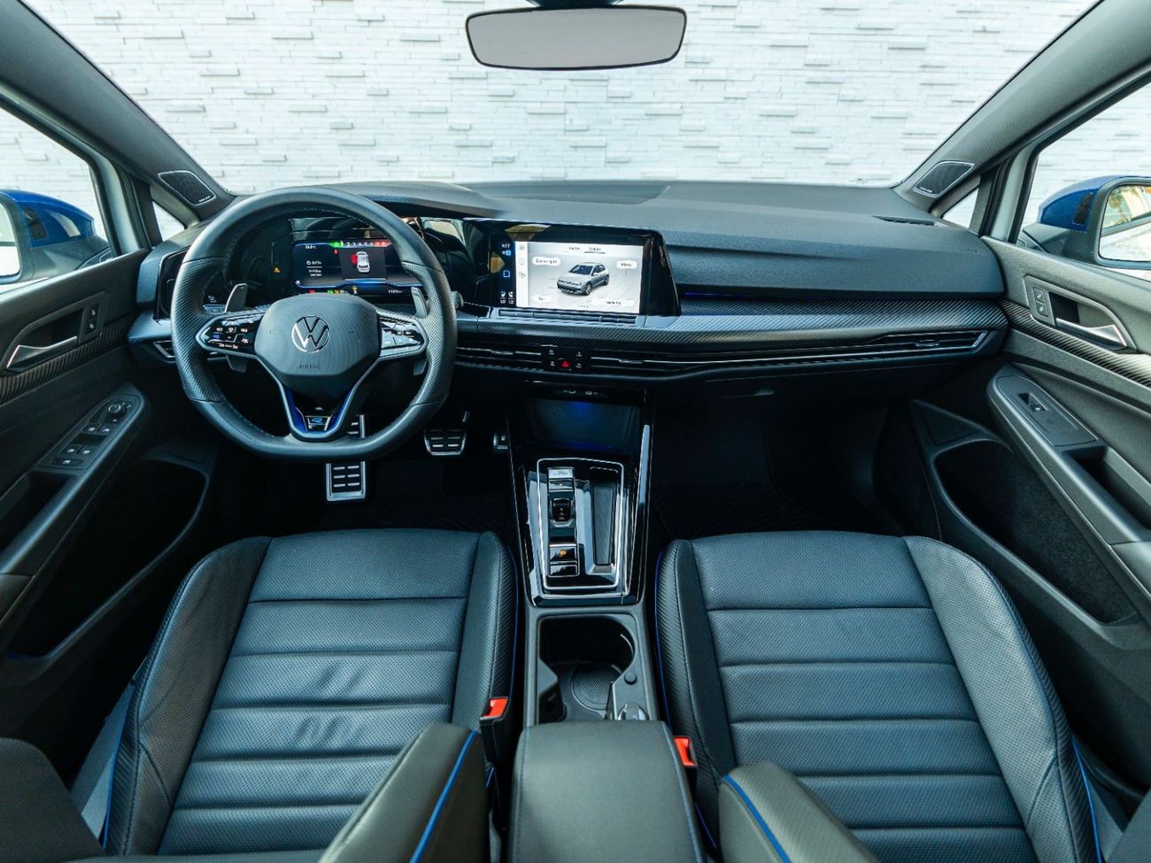 فولكس واجن جولف ار AED 2,595 PM • GOLF R • ONLY 17,000 KM • OFFICIAL VOLKSWAGEN WARRANTY UNTIL 07/2025 • CLEAN TITLE