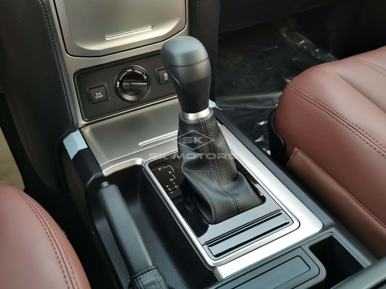 Toyota Prado 2.7L, 17" Rims, Sunroof, Rear Camera, Front Power Seats, Leather Seats, Rear A/C (CODE # PVXR03)