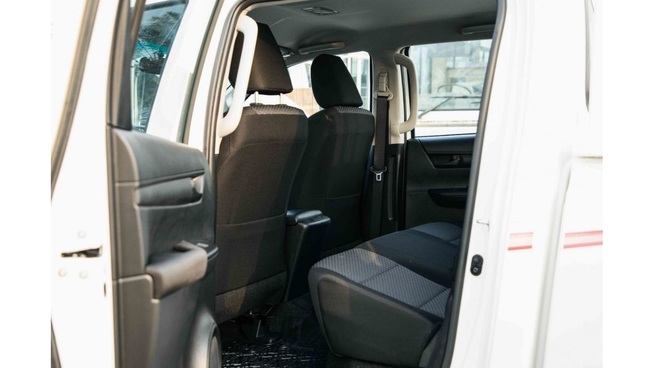 Toyota Hilux 2023 Toyota Hilux 4x4 DC 2.4 - White inside Black