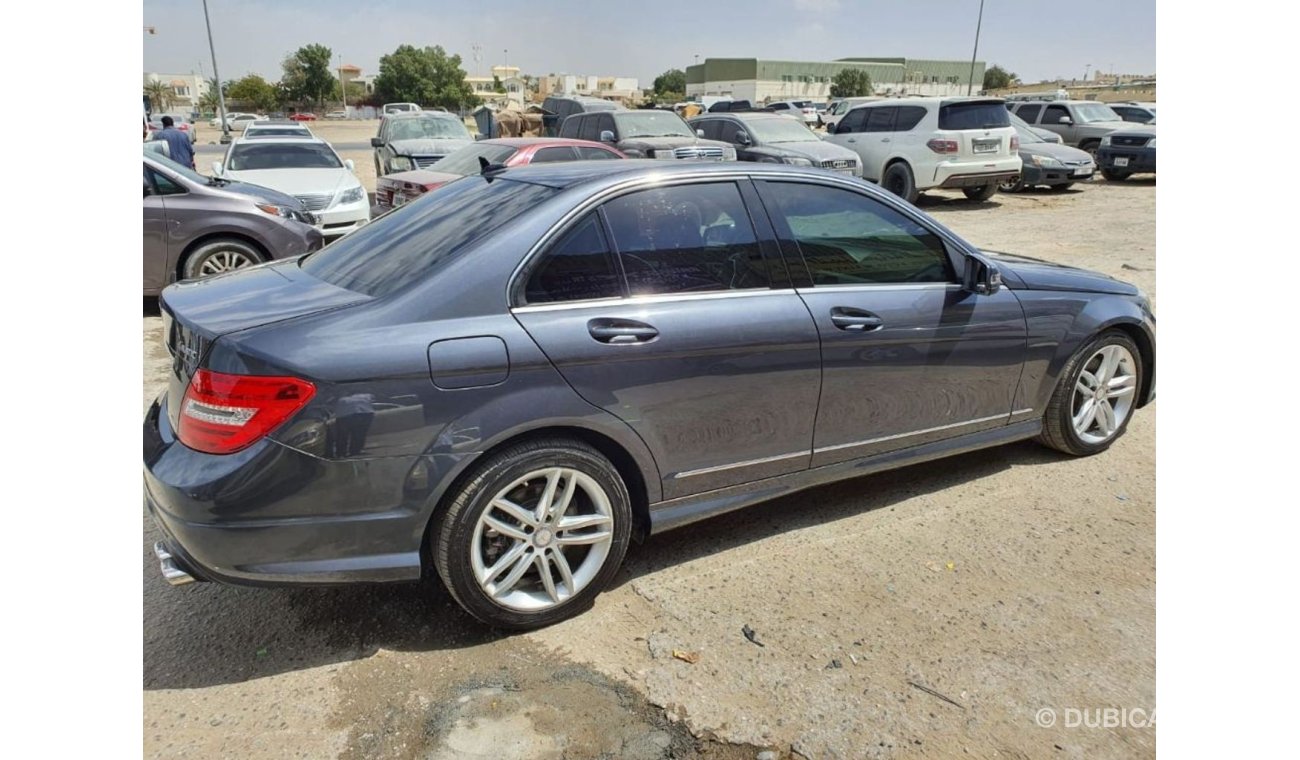 مرسيدس بنز C 300 Reduced Price from AED 40,000 For urgent SALE