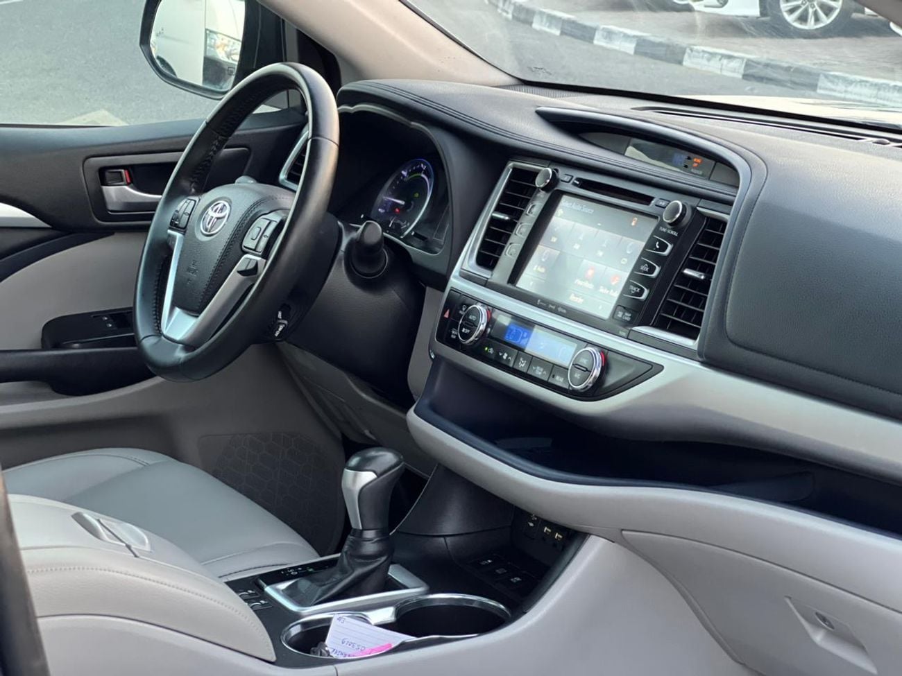 تويوتا هايلاندر 2019 Toyota Highlander Hybrid XLE Full Option -3.5L V6-AWD 4x4 - Sunroof-Leather seat-Rear Camera -
