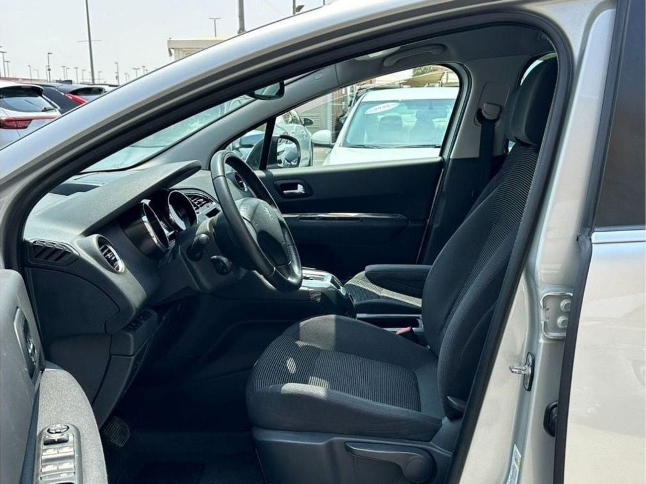 Peugeot 5008 Premium ACCIDENTS FREE - GCC - ORIGINAL PAINT - 1600 CC - PERFECT CONDITION INSIDE OUT