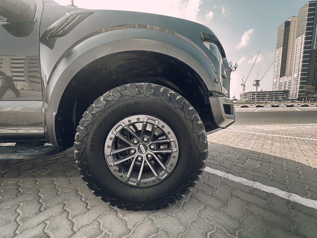 فورد إف-150 رابتور Ford F-150 Raptor (performance trim)	•	Engine: 3.5 L Twin-Turbo High-Output EcoBoost V6	•	Body optio