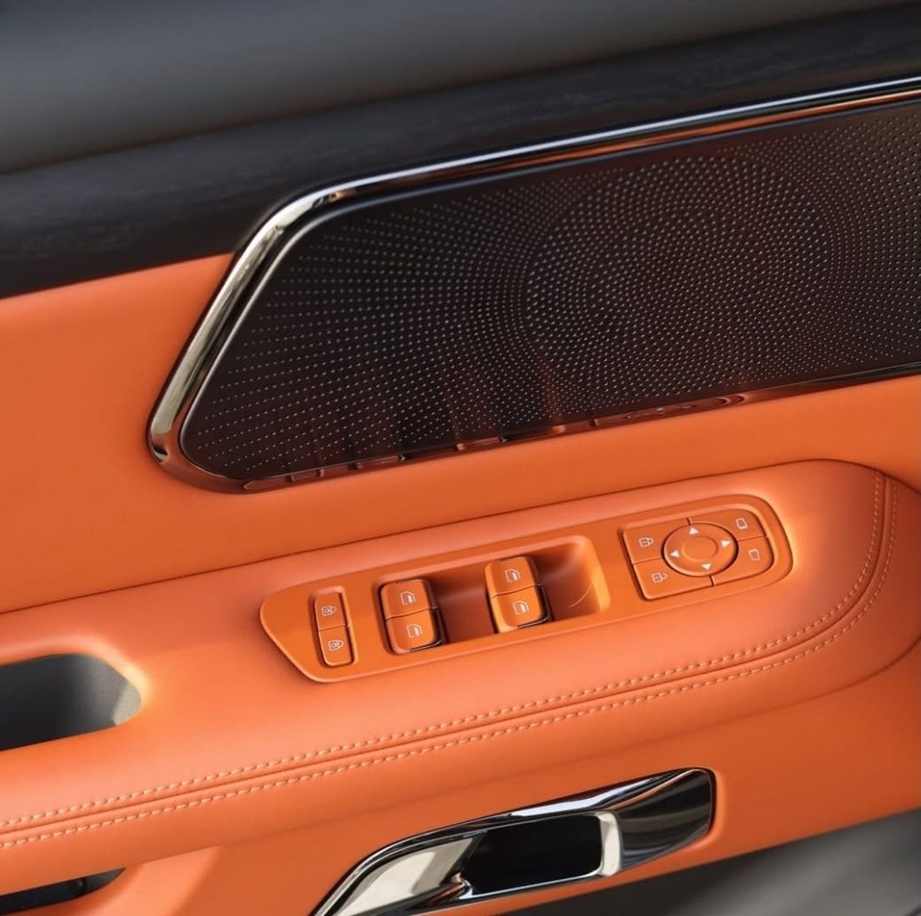 ROX 01 ROX01 2025 – Long Range, 6-Seater VIP Edition