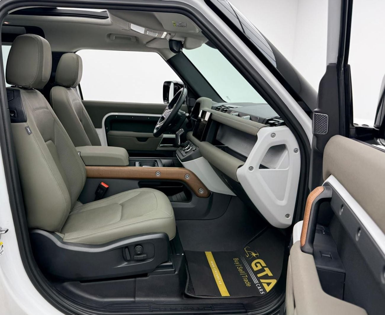لاند روفر ديفندر 2023 Land Rover Defender 90 SE P400, 2028 LR Warranty, Full LR Service History, Fully Loaded, GCC