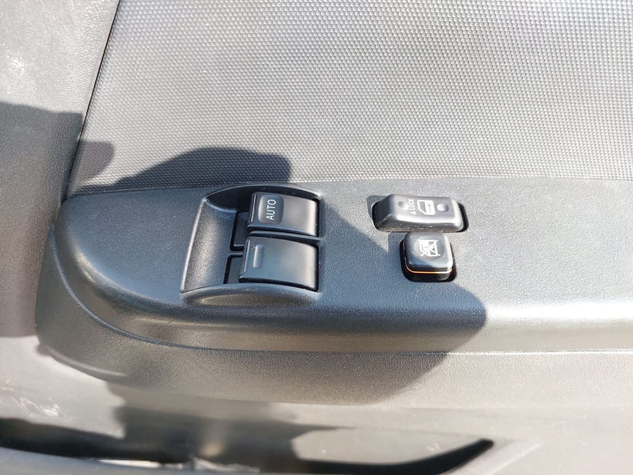 تويوتا هاياس TOYOTA HIACE COMMUTER VAN RHD 2006 MODEL 2.5 L DIESEL MANUAL(PM15390)