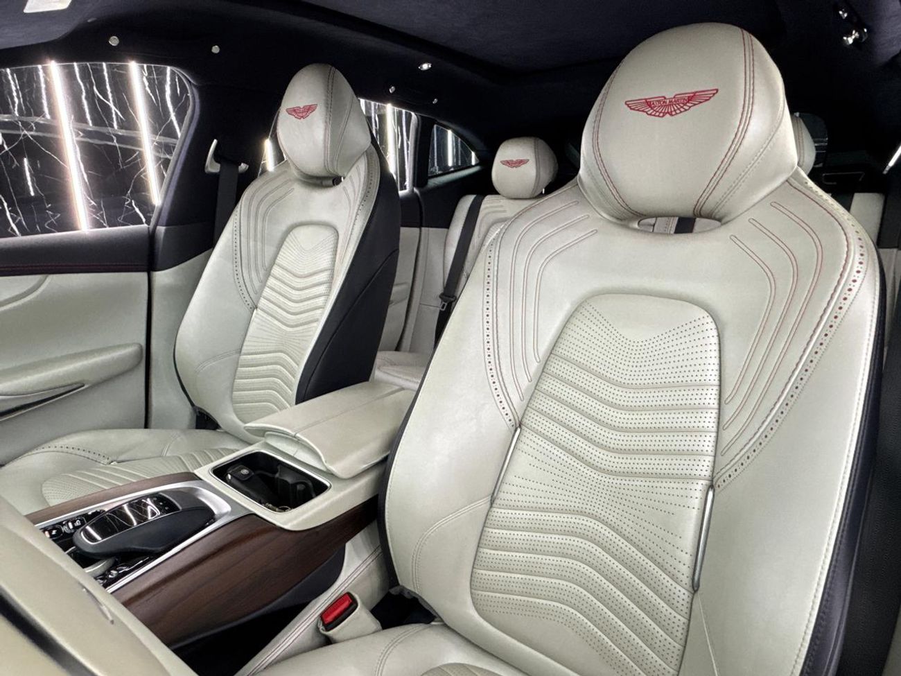 أستون مارتن DBX 2021 Aston Martin DBX 505, Feb 2027 Aston Martin Warranty, Fully Loaded, Very Low Kms, GCC