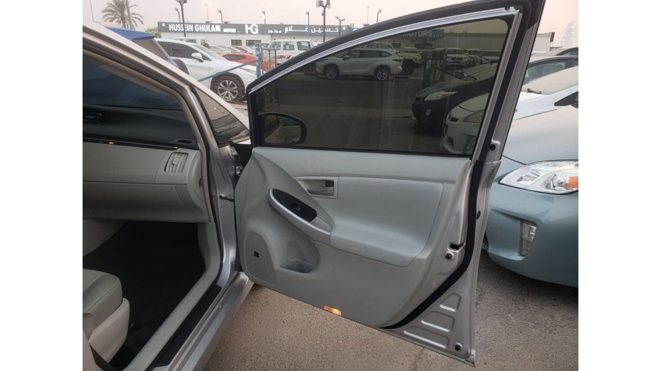 Toyota Prius 2013  TOYOTA PRIUS HYBRID