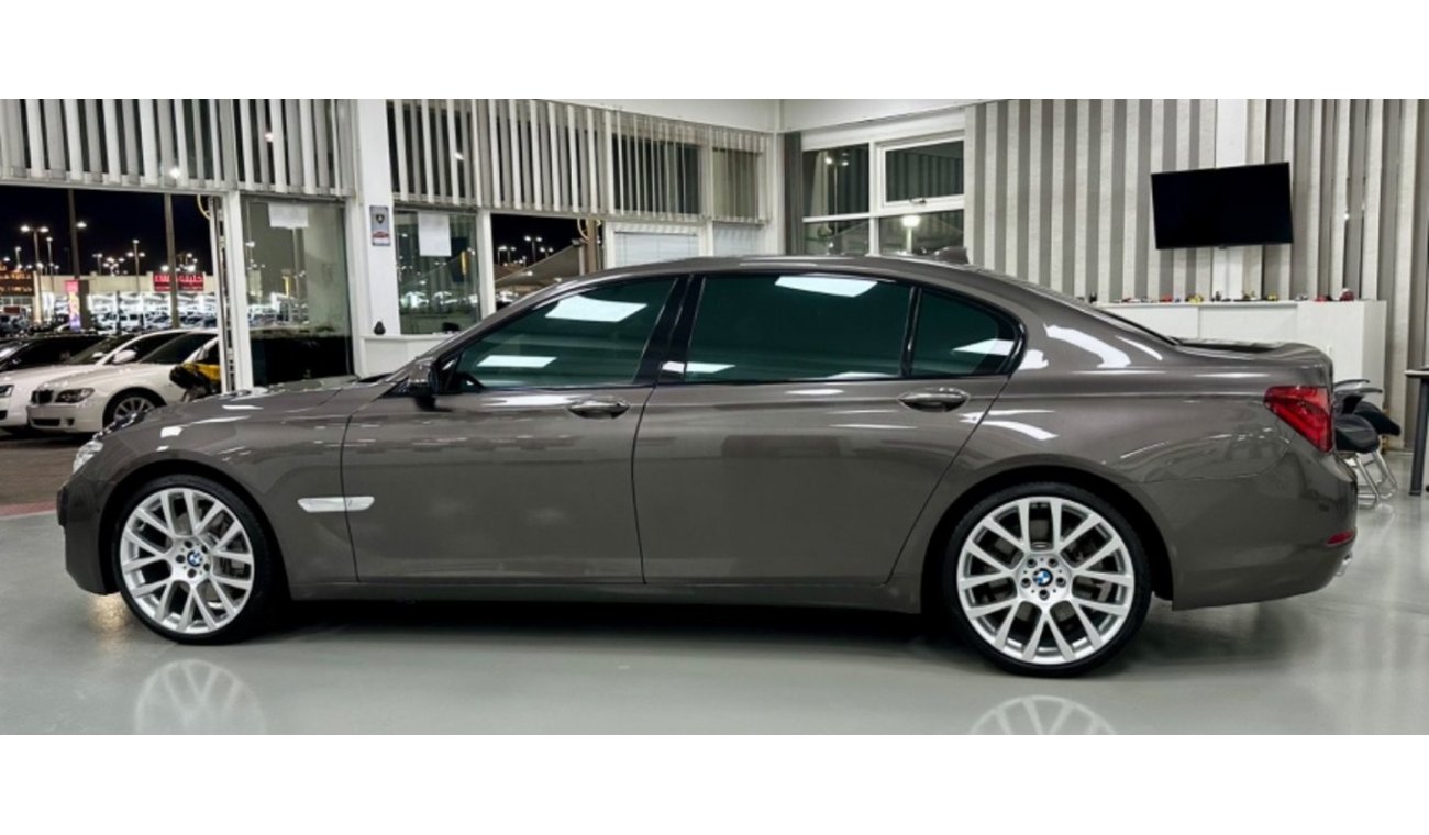 BMW 750Li Exclusive GCC .. Low  Milgea .. Perfect Condition .. V8 .. Top Range