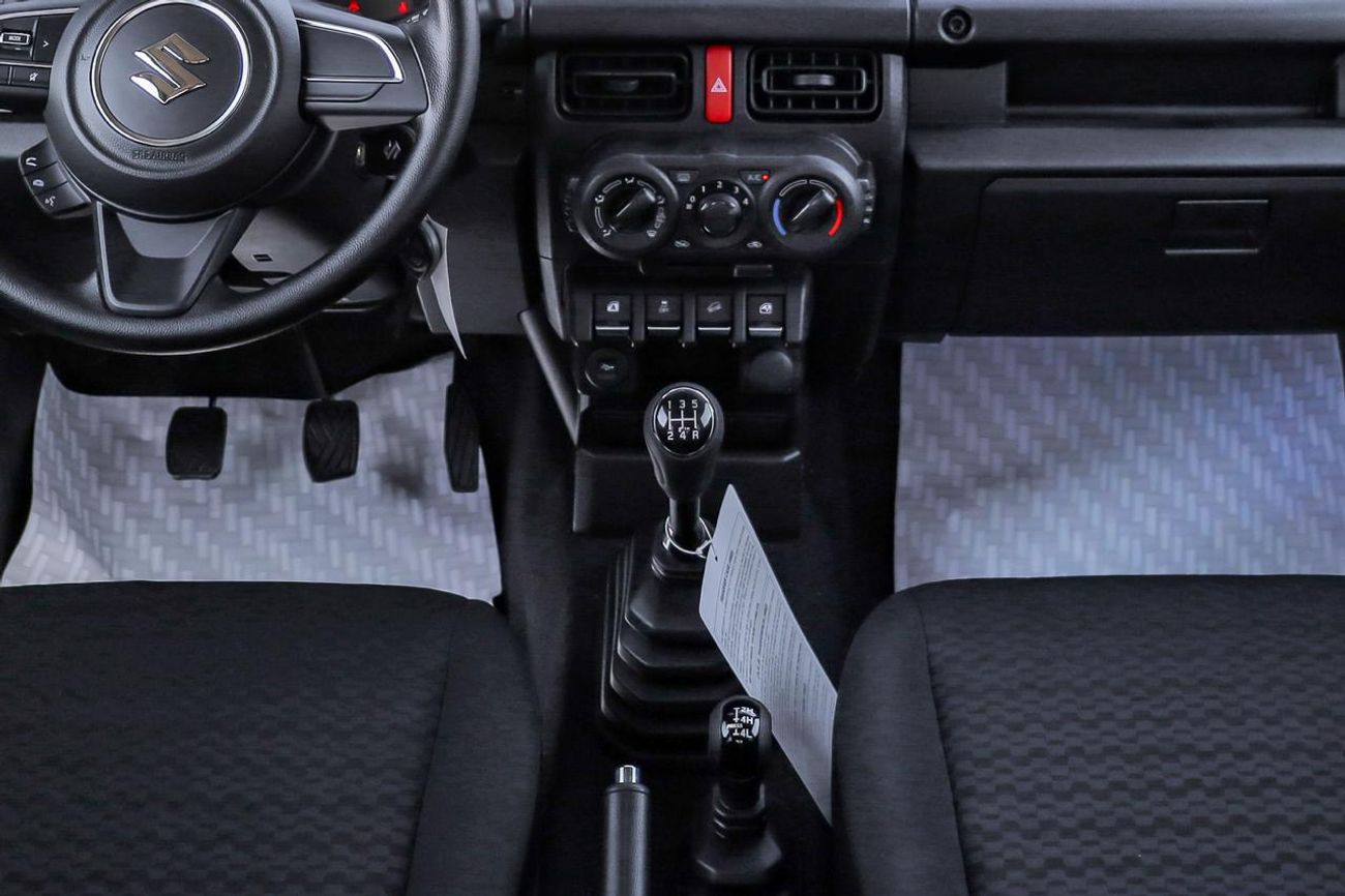 سوزوكي جيمني للبيع في دبي الإمارات: سوزوكي جمني GL بابين 2026 جديدة بالكامل. عداد صفر، قير عادي، بنزين، دفع رباعي