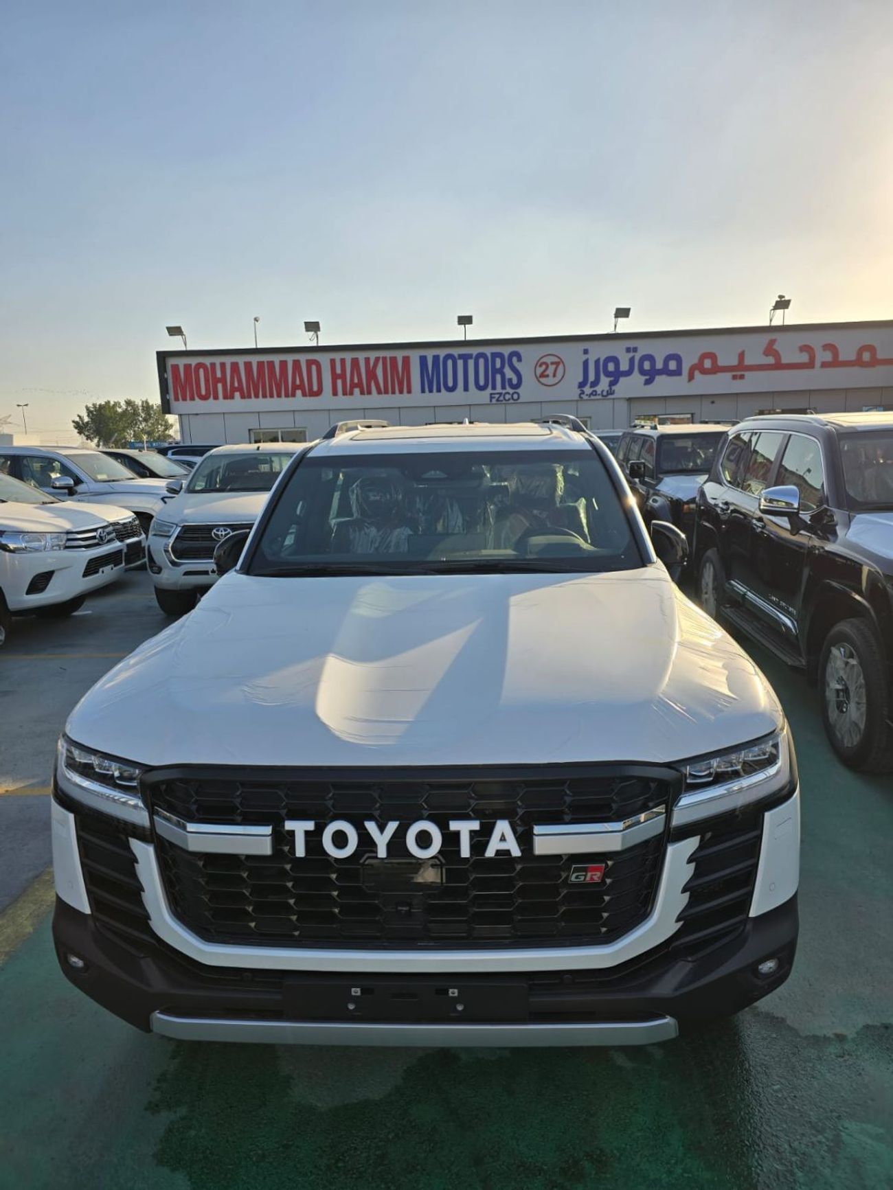 تويوتا لاند كروزر تويوتا لاندكروزر LC300 هجين فئة GR موديل 2026 – فل أوبشن – أبيض خارجي / جلد أحمر داخلي