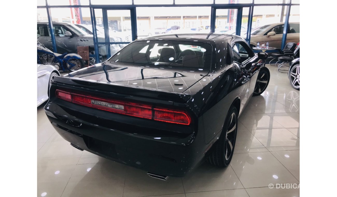 Dodge Challenger 5.7L HEMI R/T - 2014 - ONE YEAR WARRANTY - ( 900 AED PER MONTH )