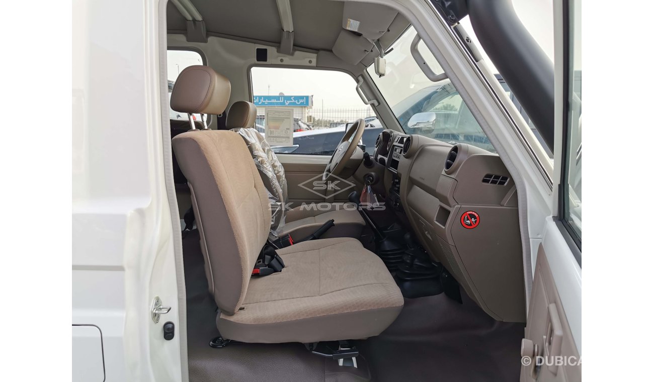 Toyota Land Cruiser Hard Top 4.5L, Diesel, Xenon Headlights, Manual Front A/C, Manual Windows, Fabric Seats (CODE # LX7802)