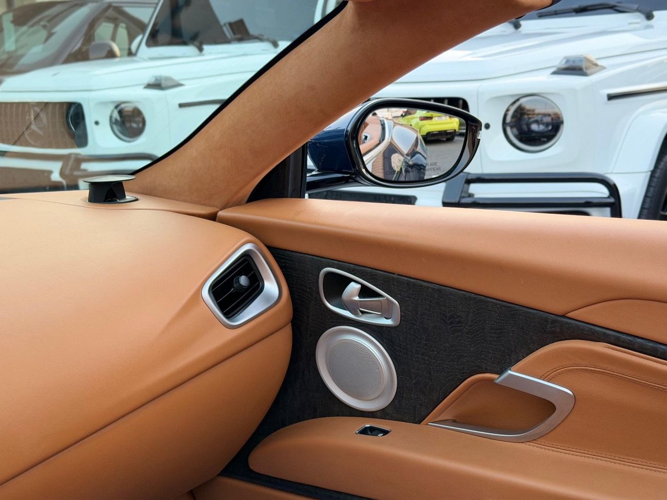 أستون مارتن DB11 Volante 4.0L