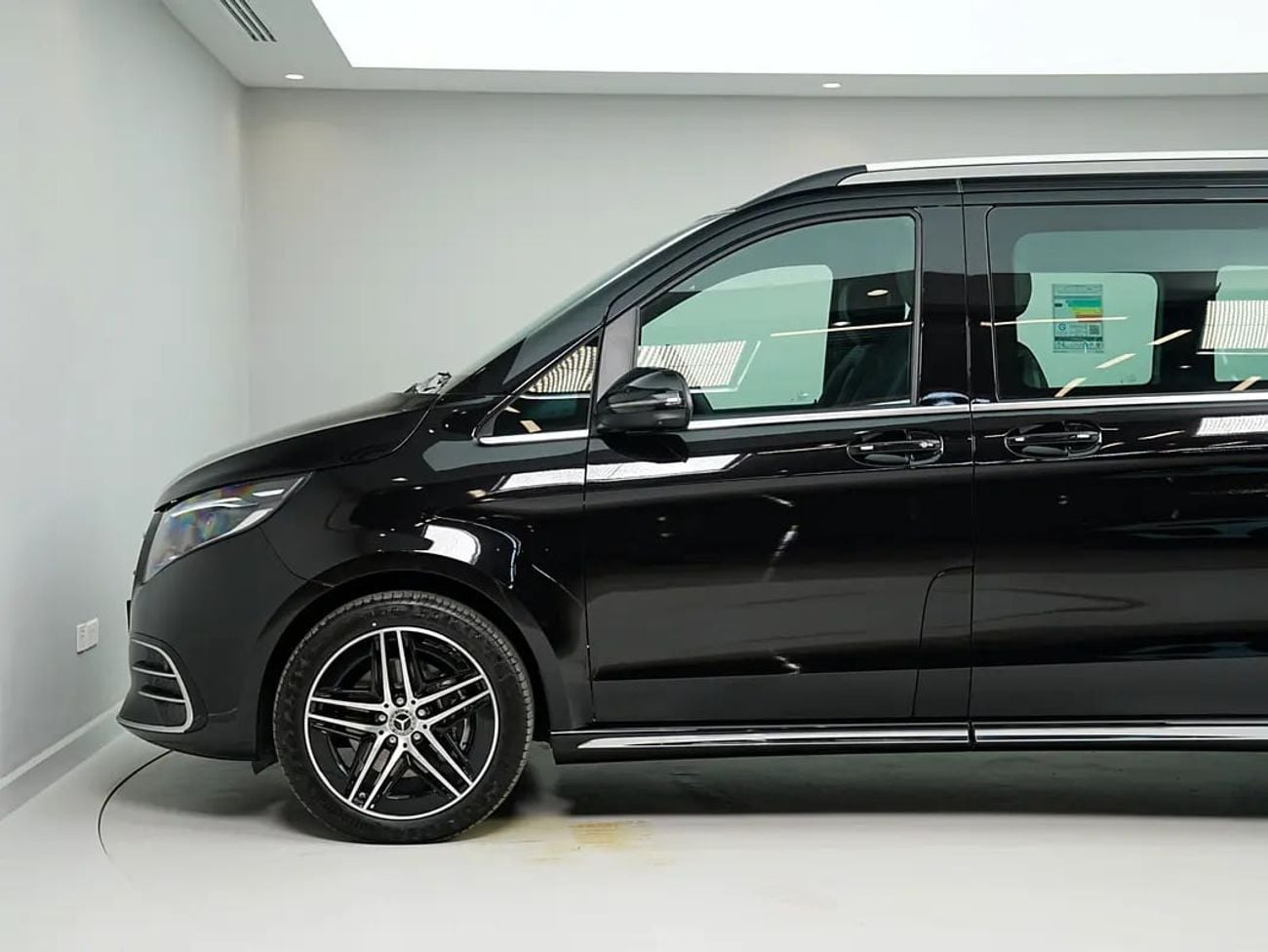 Mercedes Benz V300 AVANTGARDE Dealer WARRANTY | Executive Captain’s Seats | V300 AMG