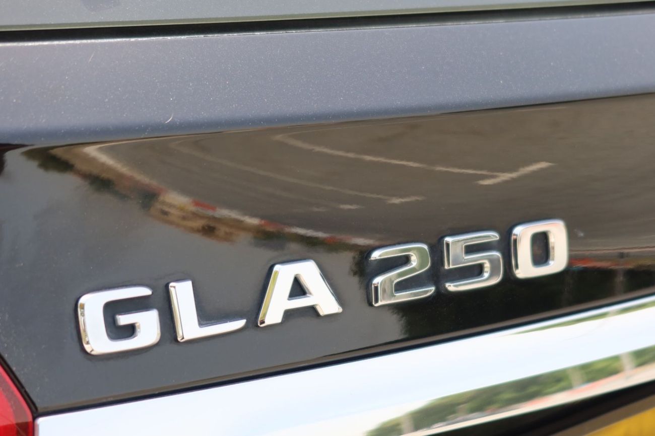 مرسيدس بنز GLA 250 Std 2.0L (211 HP)