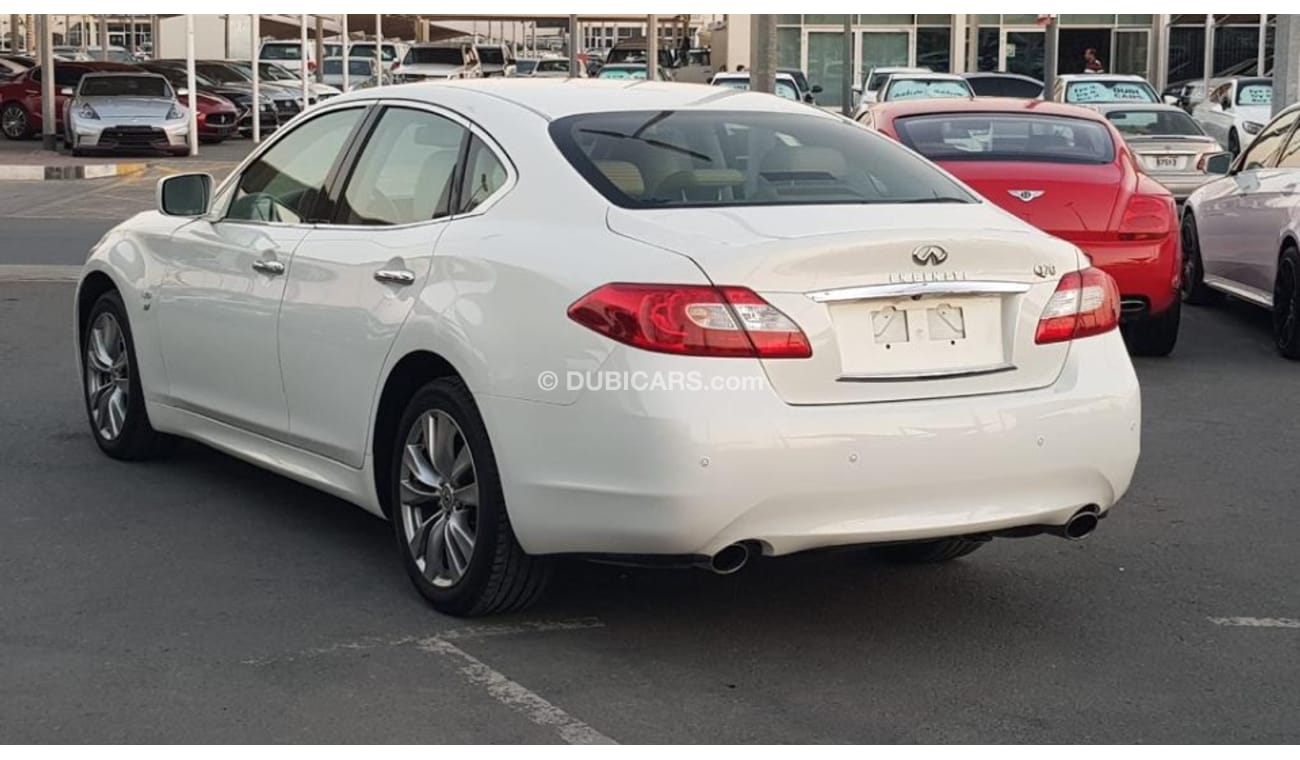 Infiniti Q70 Infinity Q70 model 2014 GCC car prefect condition full option low mileage sun roof leather seats bac