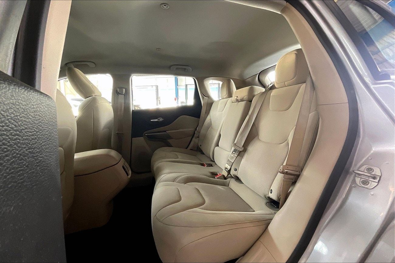 جيب شيروكي 3.2 V6 SPORT FWD AUTO | شامل الضمان | 0 ﺪﻔﻋﺓ ﺃﻮﻟﻯ