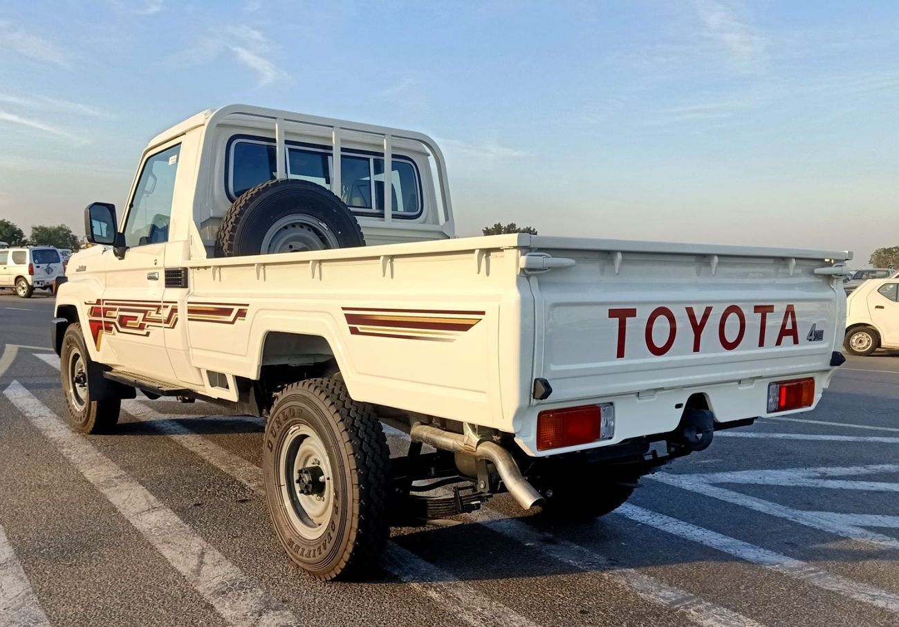 تويوتا لاند كروزر بيك آب Toyota land Cruiser pick up S.C Diesel 4.2L 6V M/T 4*4 basic white color 2025 With No Restrictions