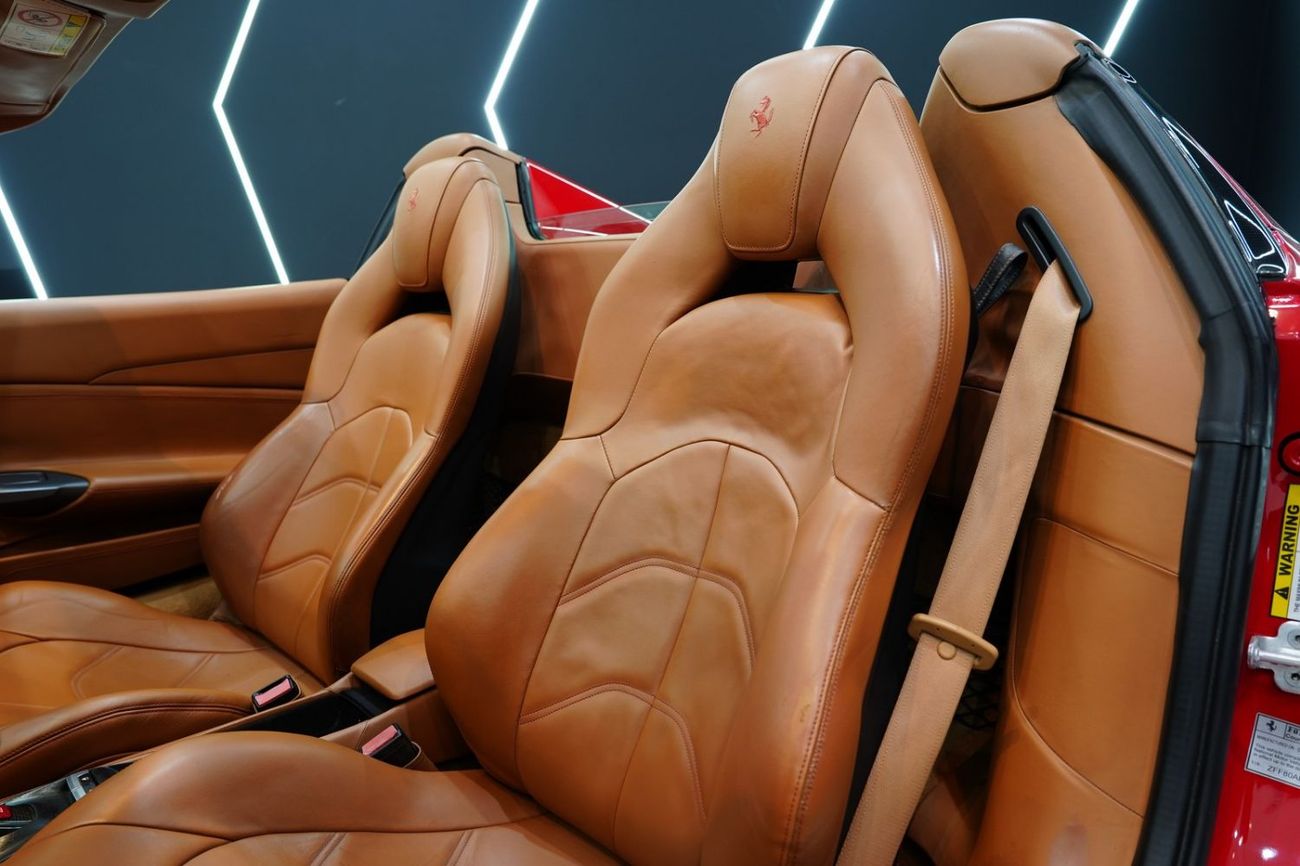 فيراري 488 سبايدر Spider Carbon Exterior/Interior, Passenger Display, GCC Specs!!